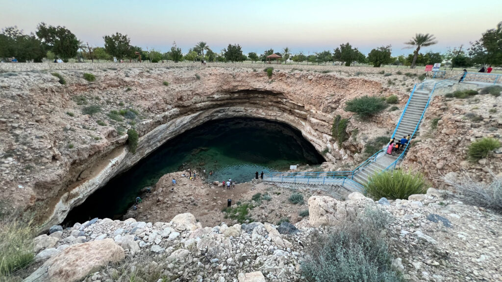 Das Bimmah Sinkhole bei Sonnenuntergang