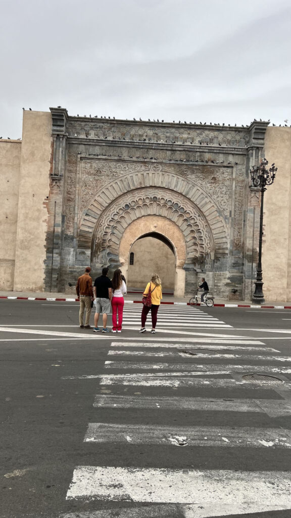 Die Vorderseite des Bab Agnaou mit Kreuzung