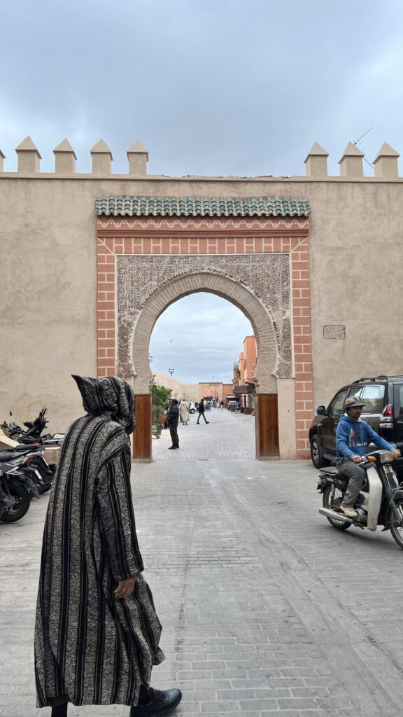 Ein Mann in traditioneller Kleidung geht durch das Tor Bab Agnaou