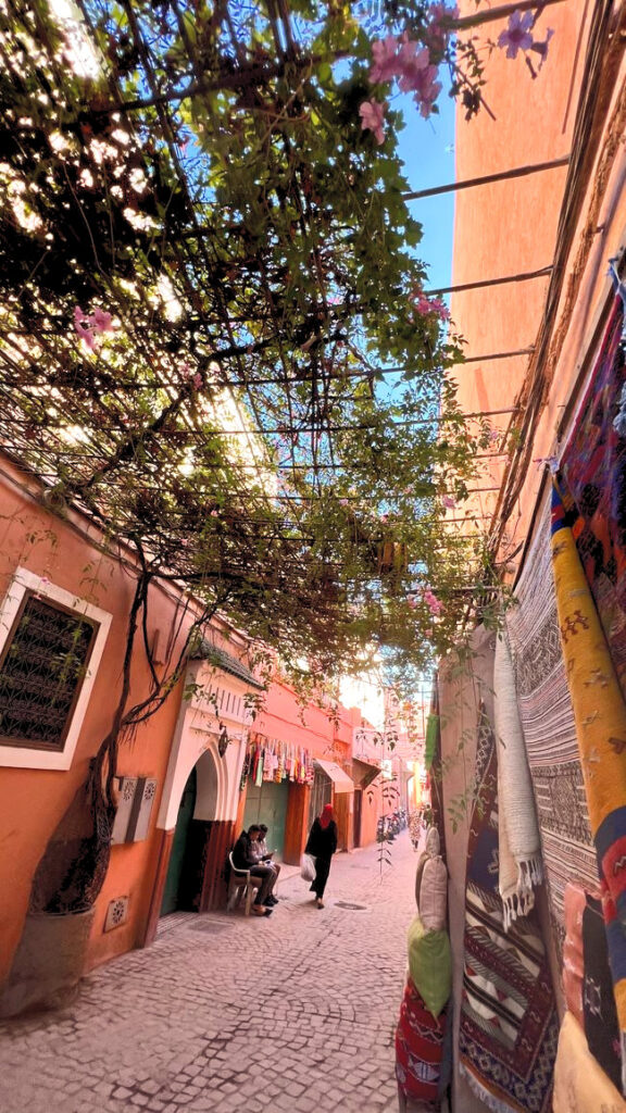 Eine Gasse im Souk von Marrakesch