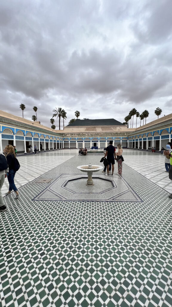 Innenhof mit Mosaiken im Bahia-Palast